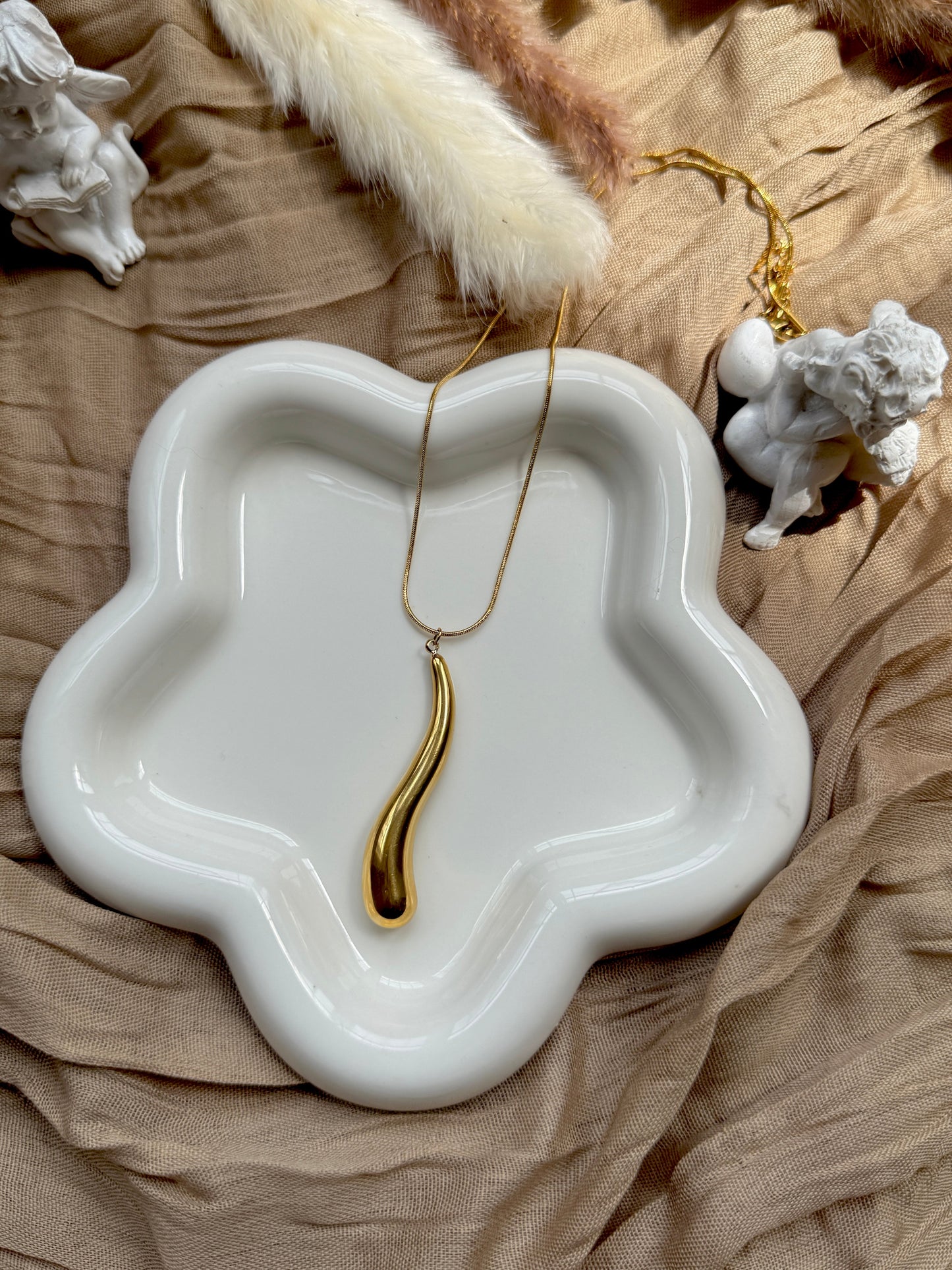 THE MOMENT NECKLACE